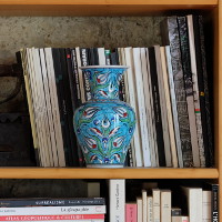 Vas en céramique artisanale sur une étagère