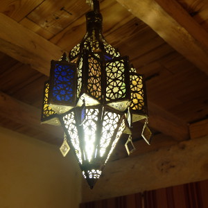 Lampe marocaine pour le salon par KaravaneSerail