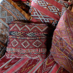 Coussins marocains pour le salon par KaravaneSerail