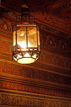 Lampe marocaine et décoration du palais Bahia