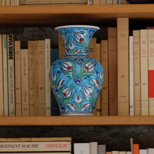 Vase Derya Turquoise sur bibliothèque de salon