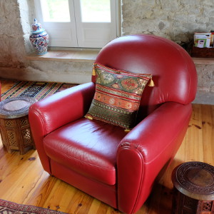 Coussin oriental Kapadokia dans salon sur fauteuil rouge