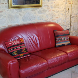 Coussins en kilim sur canapé pour décoration bohème par KaravaneSerail