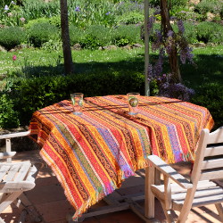 Tissu Batys décoré de motifs orientaux utilisé en nappe / couverture de table