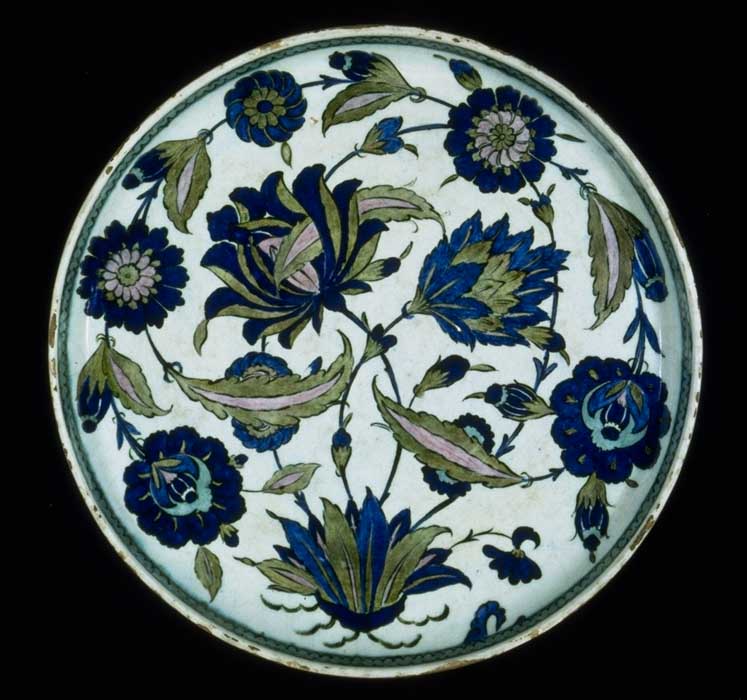 Plat en éramique d'Iznik style Saz ou Hatayi par Shah Quli