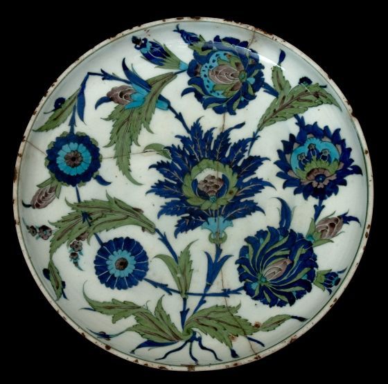 Plat en céramique d'Iznik style Saz ou Hatayi par Sahkulu (collection privée)