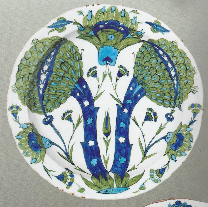 Plat en céramique d'Iznik avec artichauds style Saz ou Hatayi par Shah Qulu